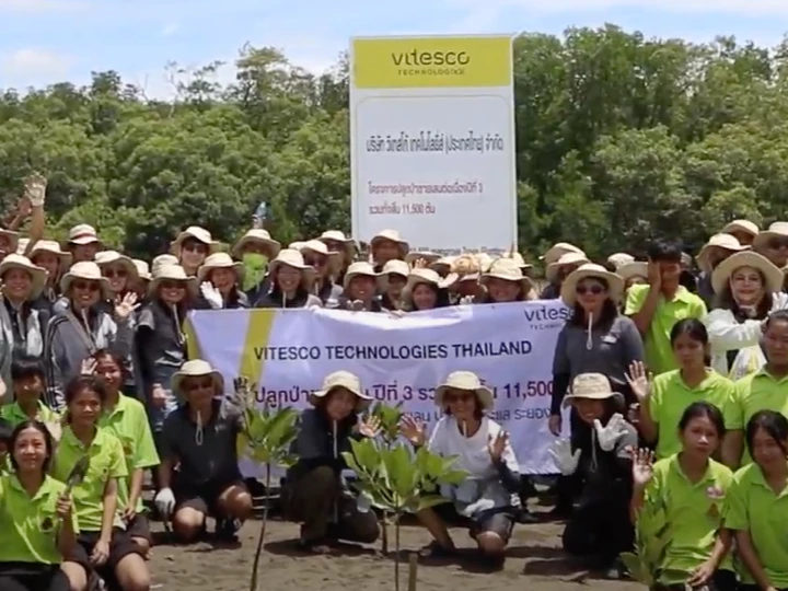 กิจกรรมปลูกป่าชายเลนร่วมกับนักเรียนในชุมชนปากน้ำประแส  จำนวน 4,000 ต้นบนพื้นที่ 5 ไร่เพื่อฟื้นฟูระบบนิเวศชายฝั่งทะเล