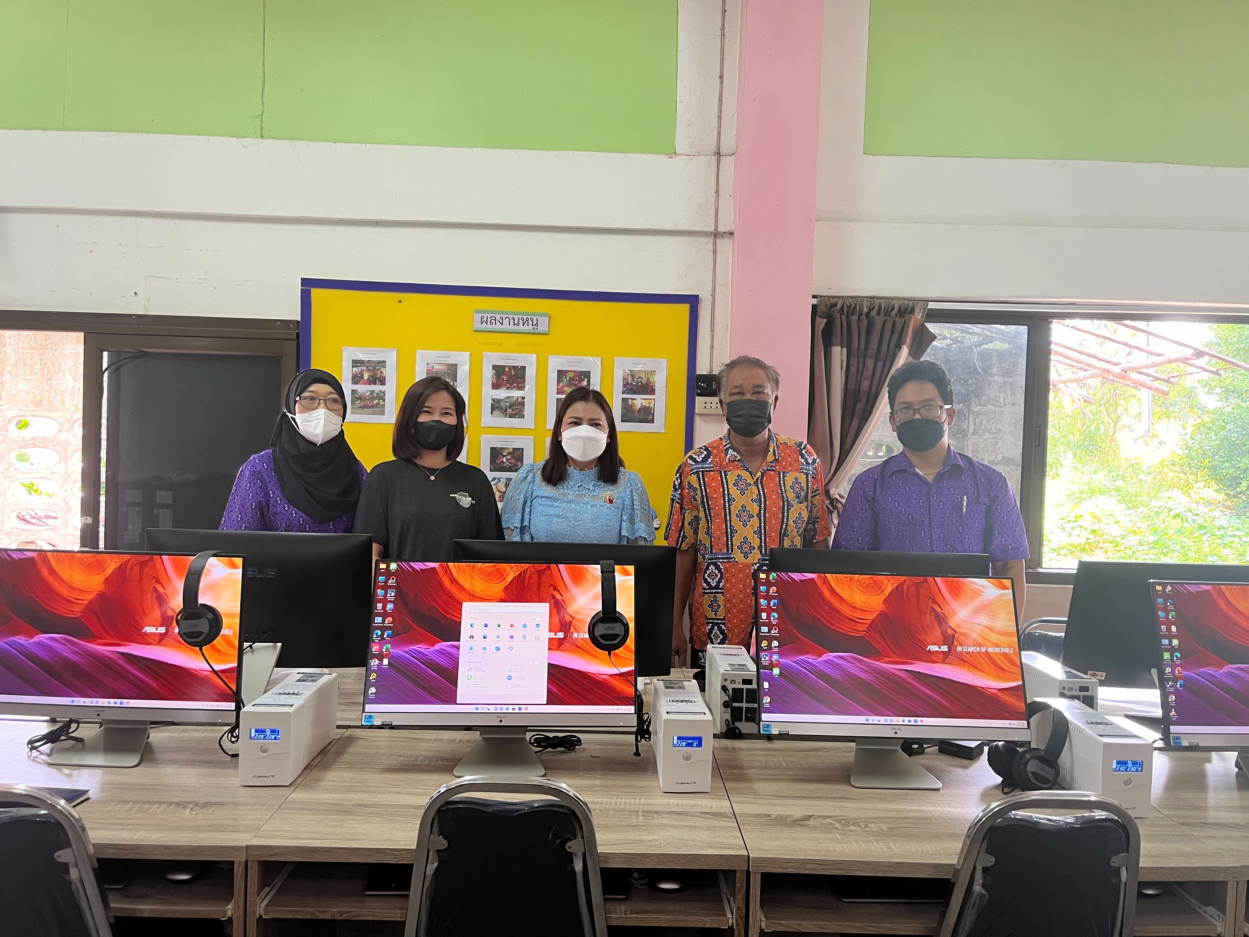 บริษัทฮาร์มเลส ฮาร์เวสท์ (ไทยแลนด์) จำกัด ร่วมกับมูลนิธิรักษ์ไทย สนับสนุนห้องเรียนพร้อมทั้งอุปกรณ์คอมพิวเตอร์จำนวน 20 ชุดและส่งมอบให้แก่โรงเรียนวัดตาลเรียง หลังโดนไฟไหม้อาคารเรียน
