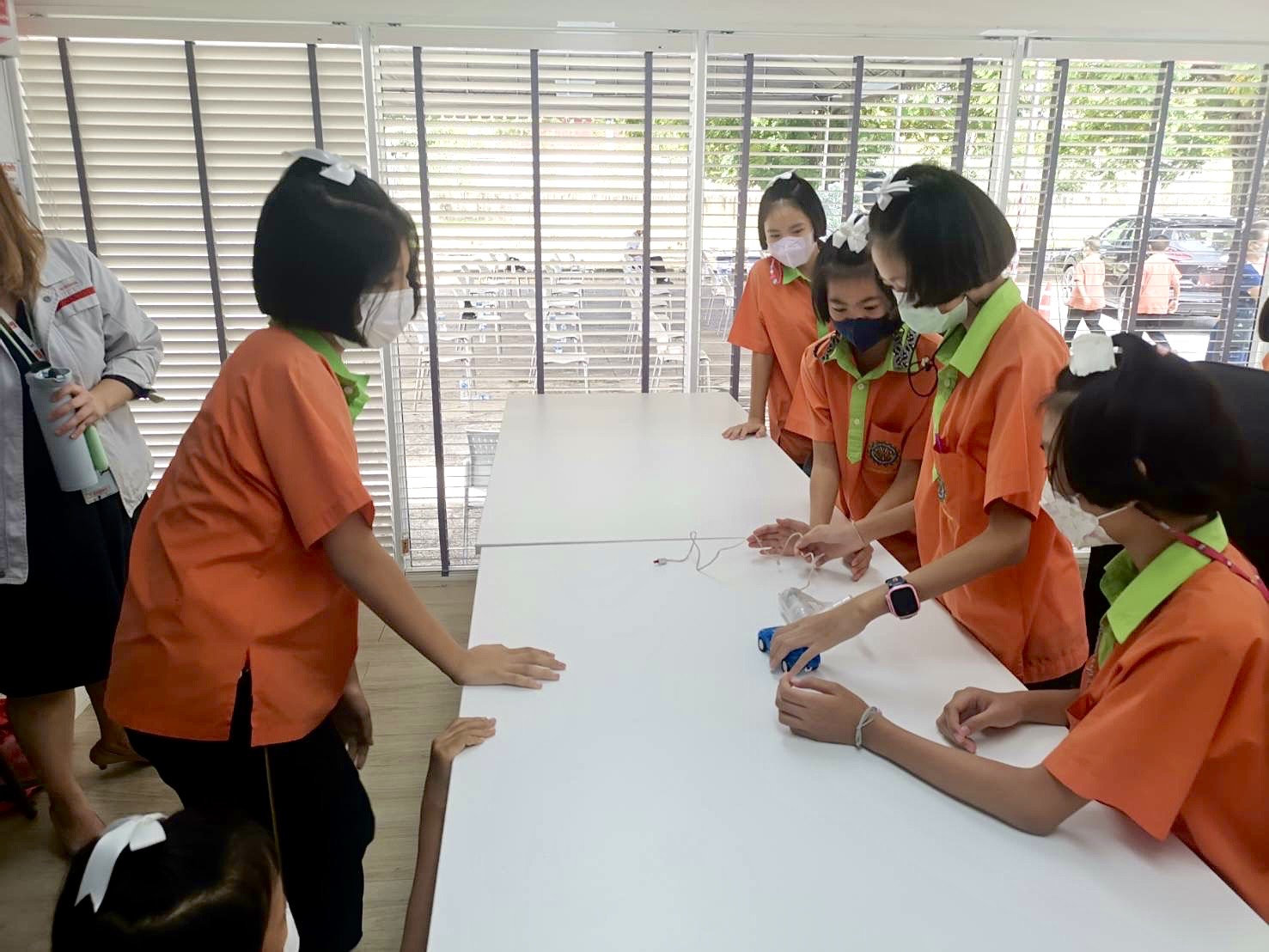 บริษัท นิสสันมอเตอร์ (ประเทศไทย) จำกัด ร่วมกับมูลนิธิรักษ์ไทย จัดอบรมมอบความรู้ด้านรถยนต์ไฟฟ้าที่ช่วยลดมลภาวะทางสิ่งแวดล้อม ให้กับนักเรียนและคุณครูจากโรงเรียนวัดจระเข้ใหญ่และโรงเรียนวัดพรหมพิกุลทอง จ.สมุทรปราการ